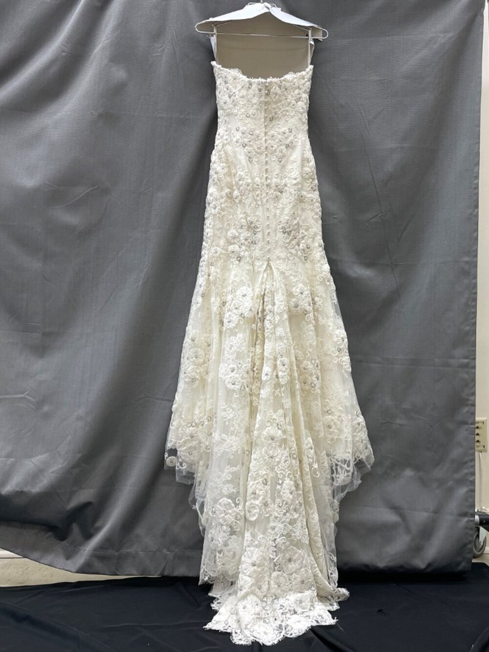 Vintage Monique Lhuillier Fall 2007 Lace Wedding Gown - Picture 4 of 12